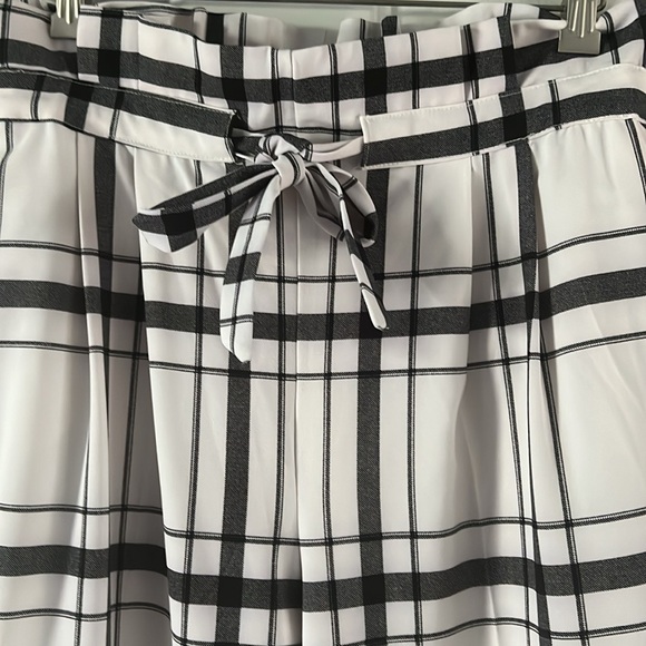 Black and white paperbag pants ready for work or play! - Picture 4 of 6